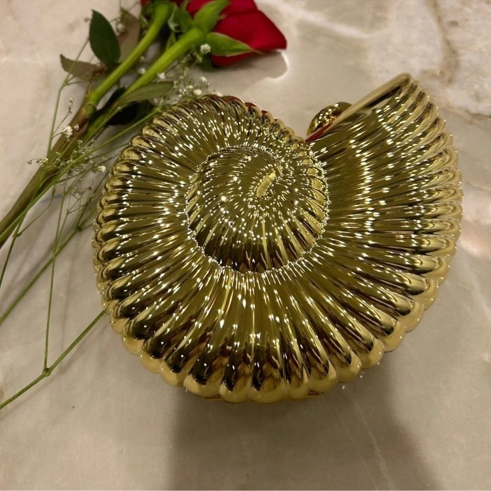 ✨✨GOLD SEASHELL Nautilus Spiral Clutch with Chain ✨✨New